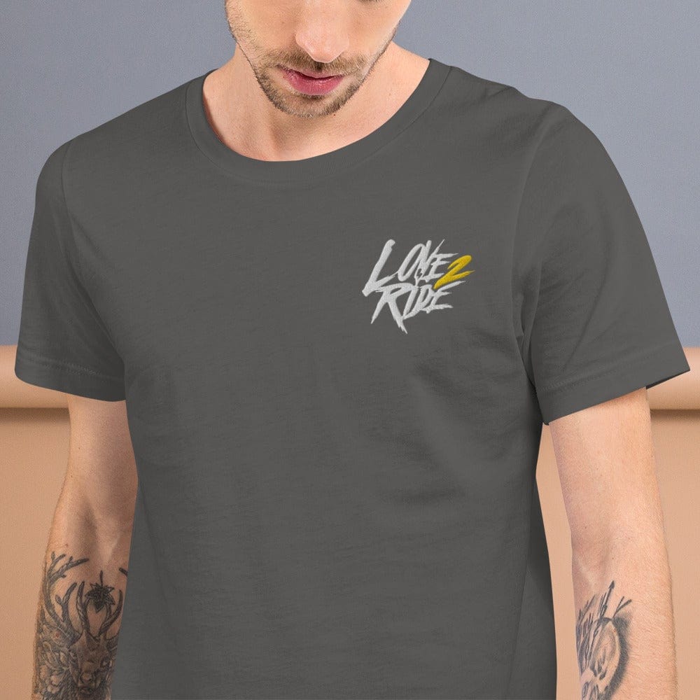 Printful Asphalt / S Love 2 Ride gesticktes - Kurzärmeliges Unisex-T-Shirt E-Bike-Community