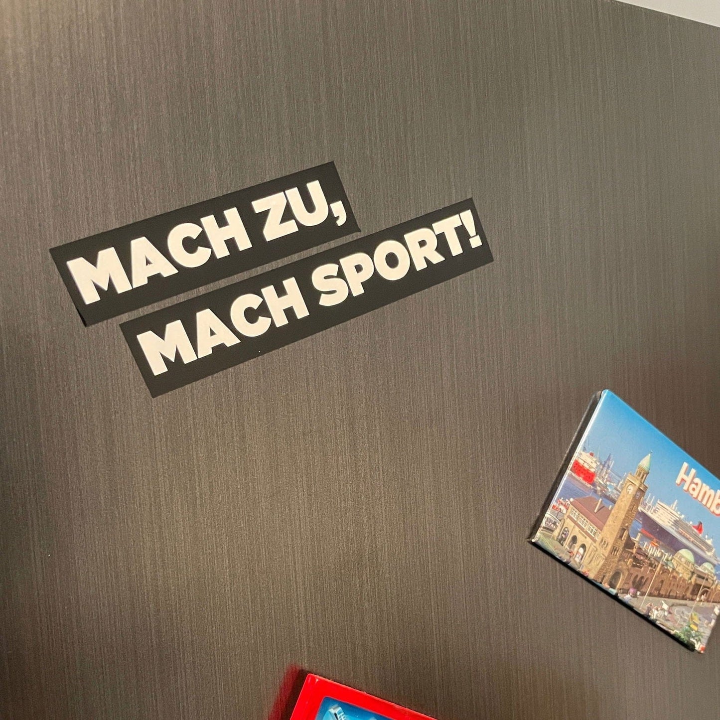 SoB-Media Folien & Sticker Weiß auf Schwarz / 4x11 cm Mach zu, mach Sport! - Kühlschrank / Möbelaufkleber E-Bike-Community