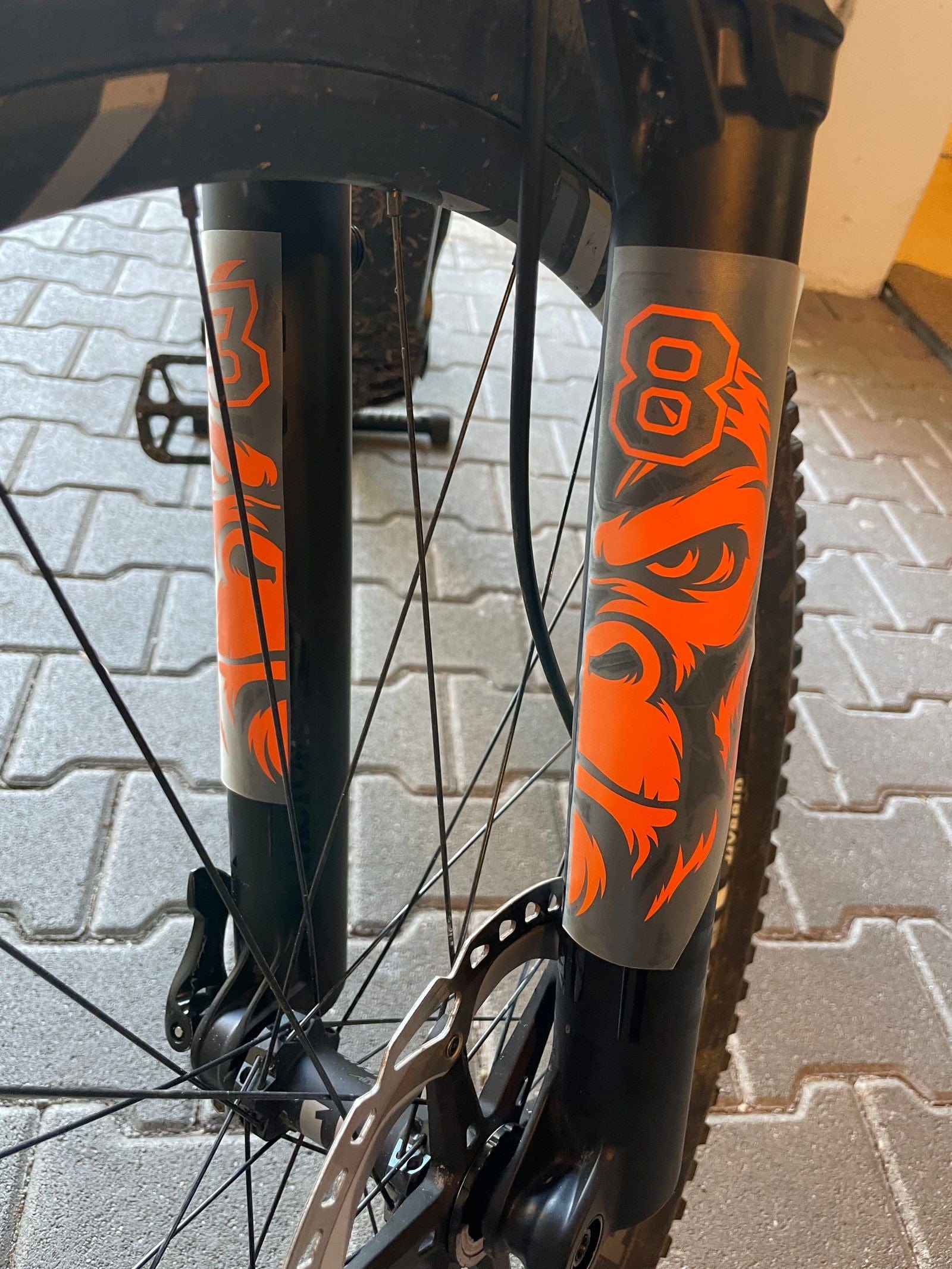 Sons of Battery - E-MTB Brand & Community Folien und Sticker King of the Jungle - Gorilla 🦍 - Federgabel Vinyl Aufkleber E-Bike-Community